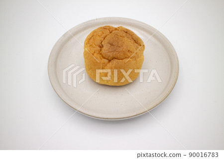 A cream puff on a white plate A cream puff on a white plate 90016783