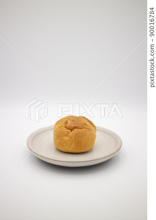 1 cream puff on a white plate 1 cream puff on a white plate 90016784