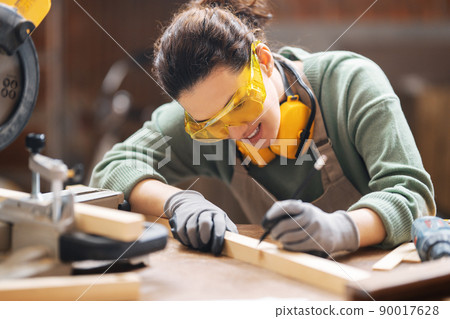 woman carpenter in workshop woman carpenter in workshop 90017628