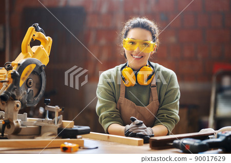 woman carpenter in workshop woman carpenter in workshop 90017629