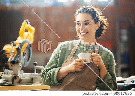 woman is training to be a carpenter woman is training to be a carpenter 90017630