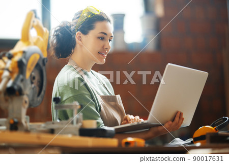 woman carpenter in workshop woman carpenter in workshop 90017631
