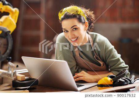 woman carpenter in workshop woman carpenter in workshop 90017632