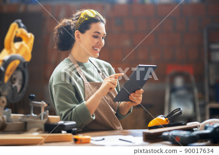 woman carpenter in workshop 90017634