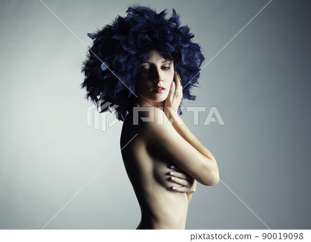 Portrait of the young woman from a boa 90019098