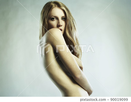 Fashion photo of beautiful nude woman 90019099