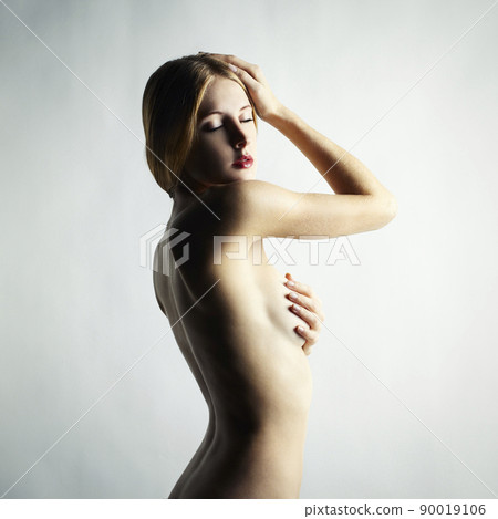 Fashion photo of a beautiful nude woman 90019106