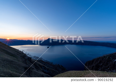 太陽從摩週湖升起 太陽從摩週湖升起 90019292