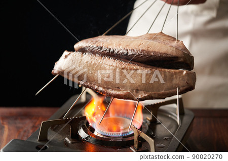 Katsuo no tataki(鰹魚烤板前) Katsuo no tataki(鰹魚烤板前) 90020270