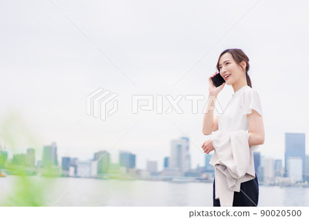 Business woman calling on smartphone Business woman calling on smartphone 90020500