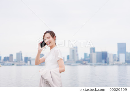Business woman calling on smartphone Business woman calling on smartphone 90020509