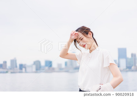 一個在外部銷售中大汗淋漓的女商人 90020918