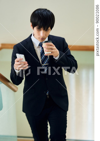 Businessman checking email 90021086