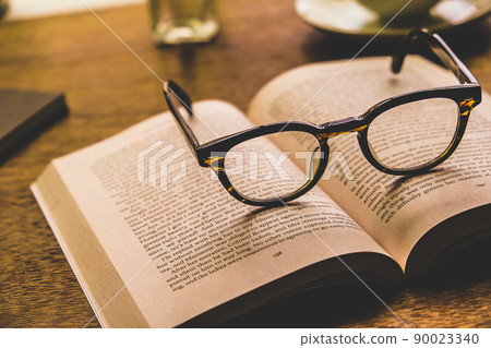 Afternoon reading a foreign book while drinking coffee at a desk with a retro atmosphere 90023340