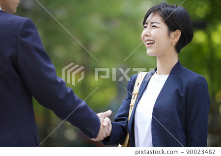 握手的女商人 90023482