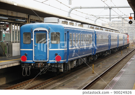 DD51 type diesel locomotive towed 12 series passenger train that stops at Kakogawa Station on the Sanyo Main Line (Aboshi training / up) 90024926