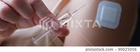 A woman makes an injection in her hand on her own, a plaster 90025056