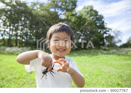 Children collecting insects 90027767