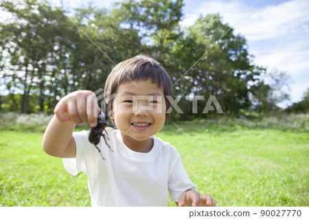 Children collecting insects 90027770