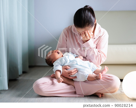 A baby who yawns even though he does not sleep at night, a mother who is worried, a child-rearing neurose, postpartum depression 90028214