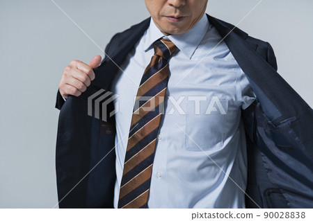 A businessman in his 60s wearing a jacket 90028838