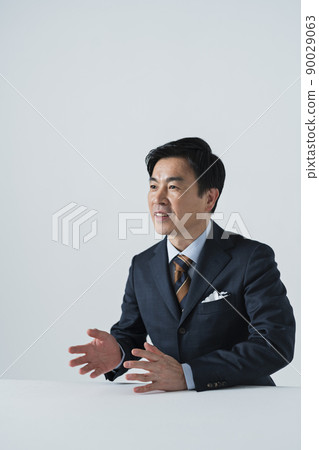 Businessman in his 60s 90029063
