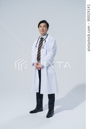 Doctor in his 60s Doctor in his 60s 90029141
