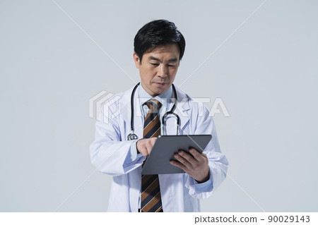 Doctor in his 60s to see a doctor Doctor in his 60s to see a doctor 90029143
