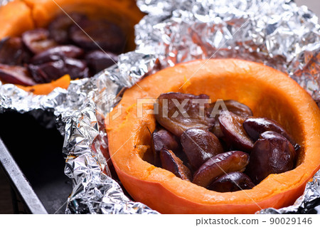 Stuffed baked pumpkin with plums 90029146