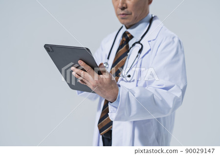 Doctor in his 60s to see a doctor 90029147