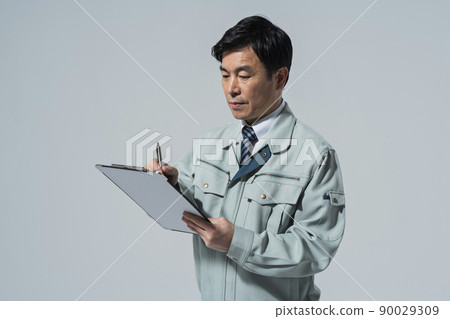 建築業的一個人在寫材料 90029309