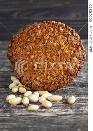 delicious crunchy cookies with peanuts 90029559