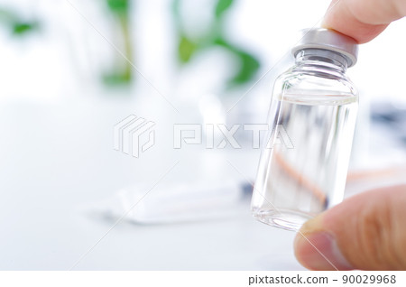 拿著小瓶的手 90029968