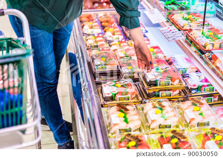 Image cut of a woman buying sushi at a supermarket 90030050