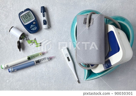 Glucose blood meter, insulin pen syringes and blood pressure monitor 90030301