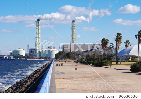 View of thermal power plant from Sodegaura Seaside Park (Sodegaura City, Chiba Prefecture) 90030536