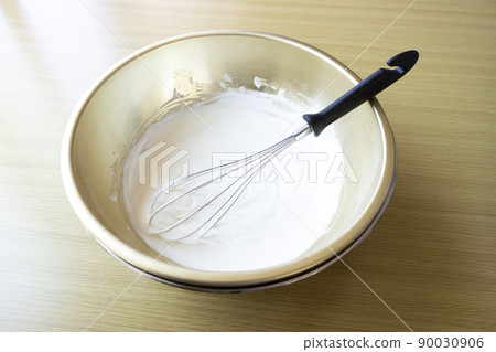 Image of whisk cream with a whisk Image of whisk cream with a whisk 90030906