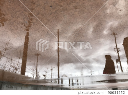 反映在雨後的水坑里 6 90031252