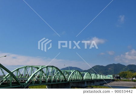 靜岡陽光明媚的早晨安部川橋 90033442