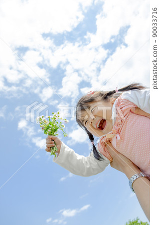 Girl hugged by her father in the park 90033716