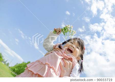 在公園裡被父親擁抱的女孩 90033719