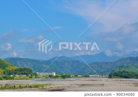 Scenery of the Abe River on a sunny morning Shizuoka 90034080