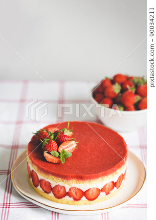 French strawberry cake Fraisier. 90034211