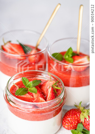 Panna cotta in glass jars. 90034212