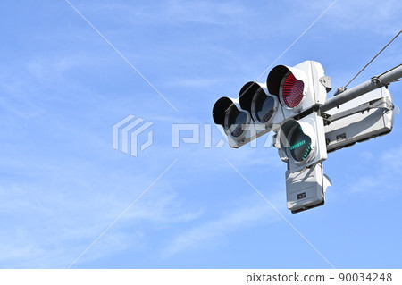 Traffic light and empty space 90034248