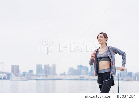 A woman running in the city 90034294
