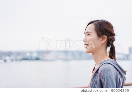 A woman running in the city 90034299