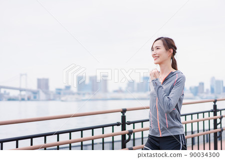 一個女人在城市裡奔跑 一個女人在城市裡奔跑 90034300