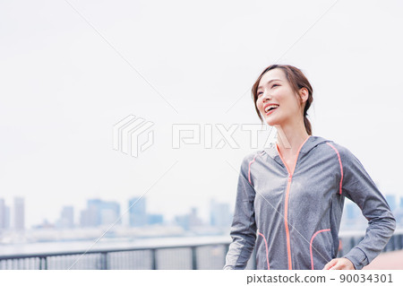 A woman running in the city 90034301