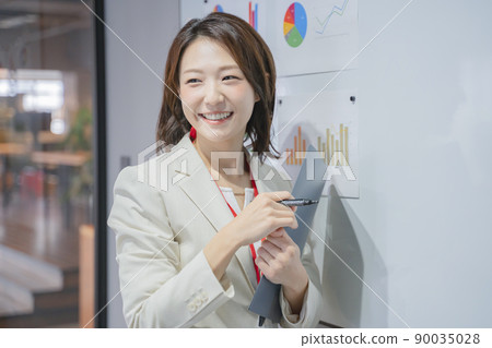 Business women meeting presentation Business women meeting presentation 90035028